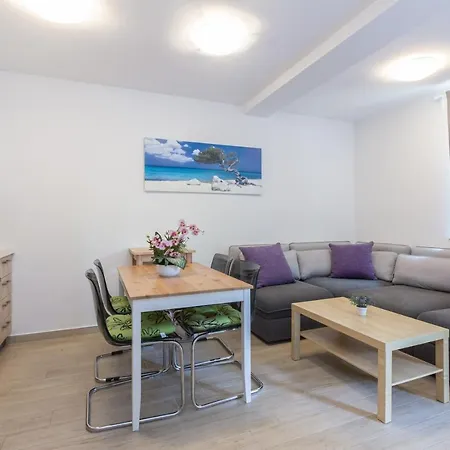 Apartment Vugrinec With Terrace