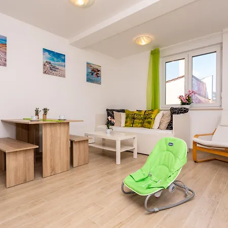 Vugrinec With Terrace Apartment *