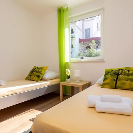 Vugrinec With Terrace *