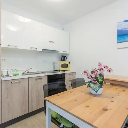 Vugrinec With Terrace *