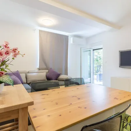 Vugrinec With Terrace * Baška